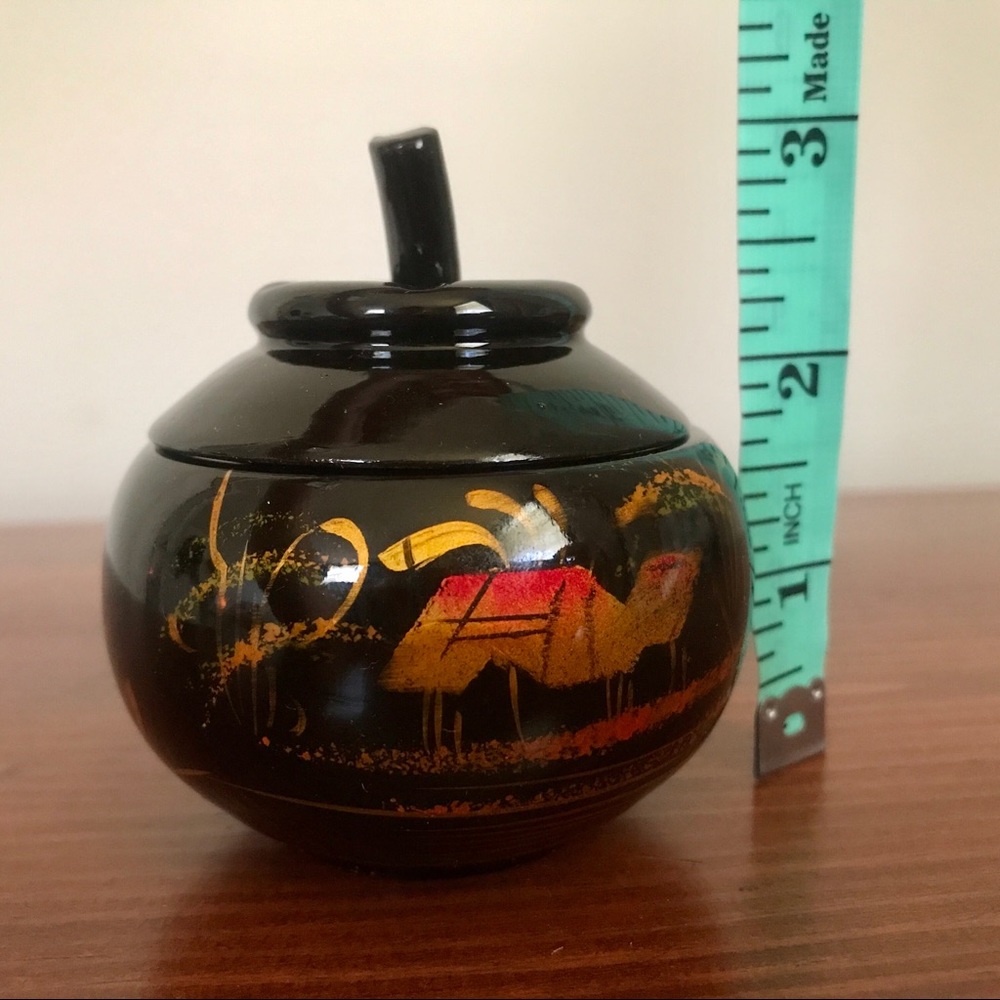 Small Black Lacquer Trinkets Dish with Lid - Picture 9 of 9